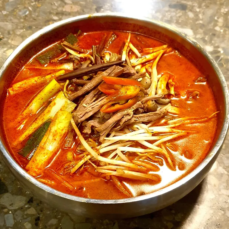한우육개장. 붉은 국물에 결대로 찢은 한우와 나물이 담겨 있다.